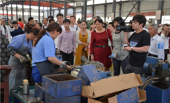 參觀團(tuán)集體圍觀嵩陽煤機(jī)皮帶機(jī)托輥生產(chǎn)