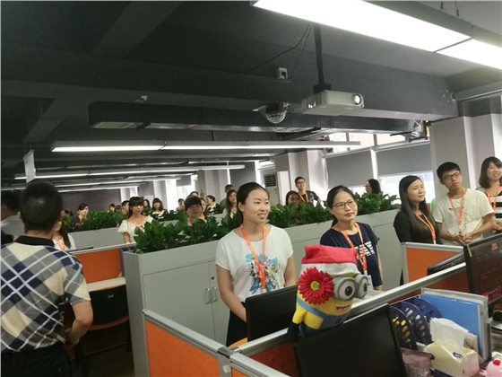 牛商網總部專業(yè)的百人團隊丨寬敞明亮的服務大廳