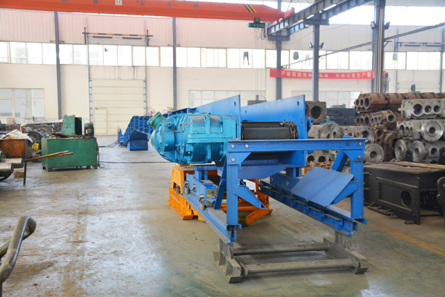 自移刮板轉載機