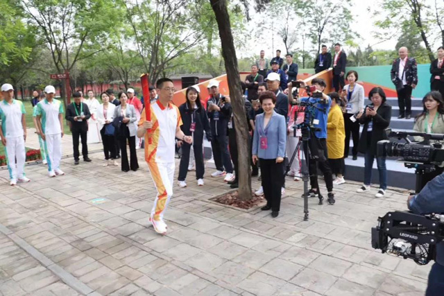 今天的告成觀星臺(tái)，一場(chǎng)火炬?zhèn)鬟f燃遍全國(guó)！