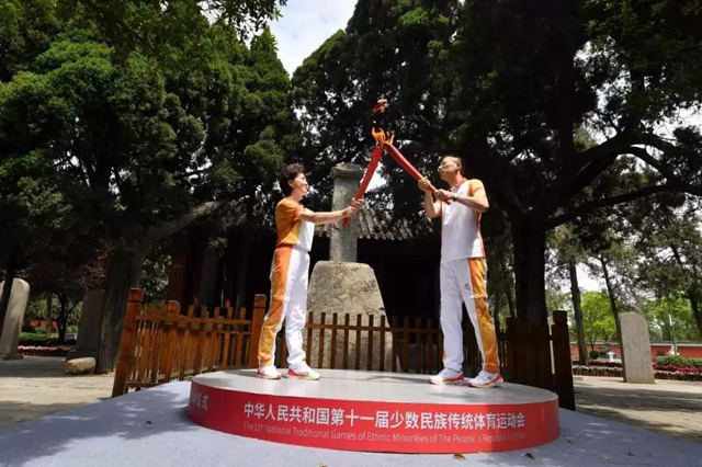 今天的告成觀星臺(tái)，一場(chǎng)火炬?zhèn)鬟f燃遍全國(guó)！